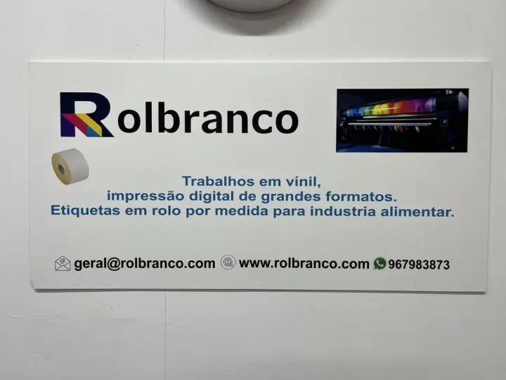 Placa da Rolbranco: trabalhos em vinil, impressão digital de grandes formatos, etiquetas em rolo