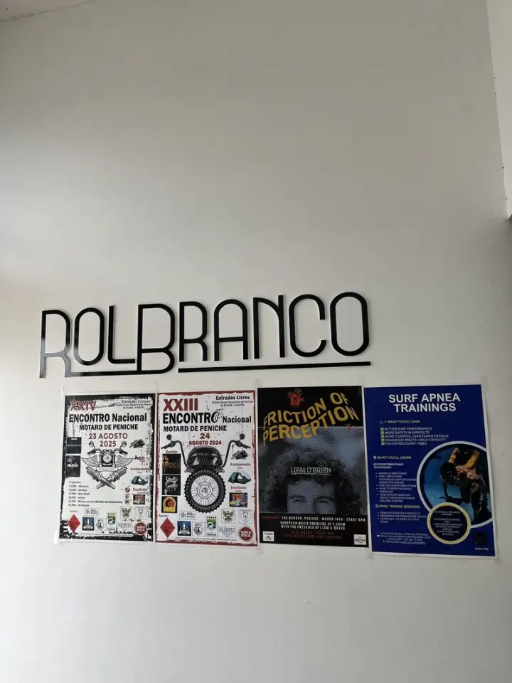 Escritório Rolbranco com logótipo e trabalhos em exposição