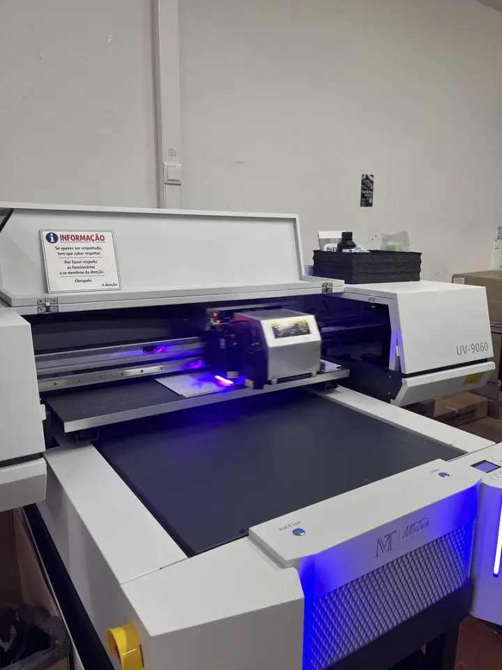Impressora UV profissional na oficina Rolbranco