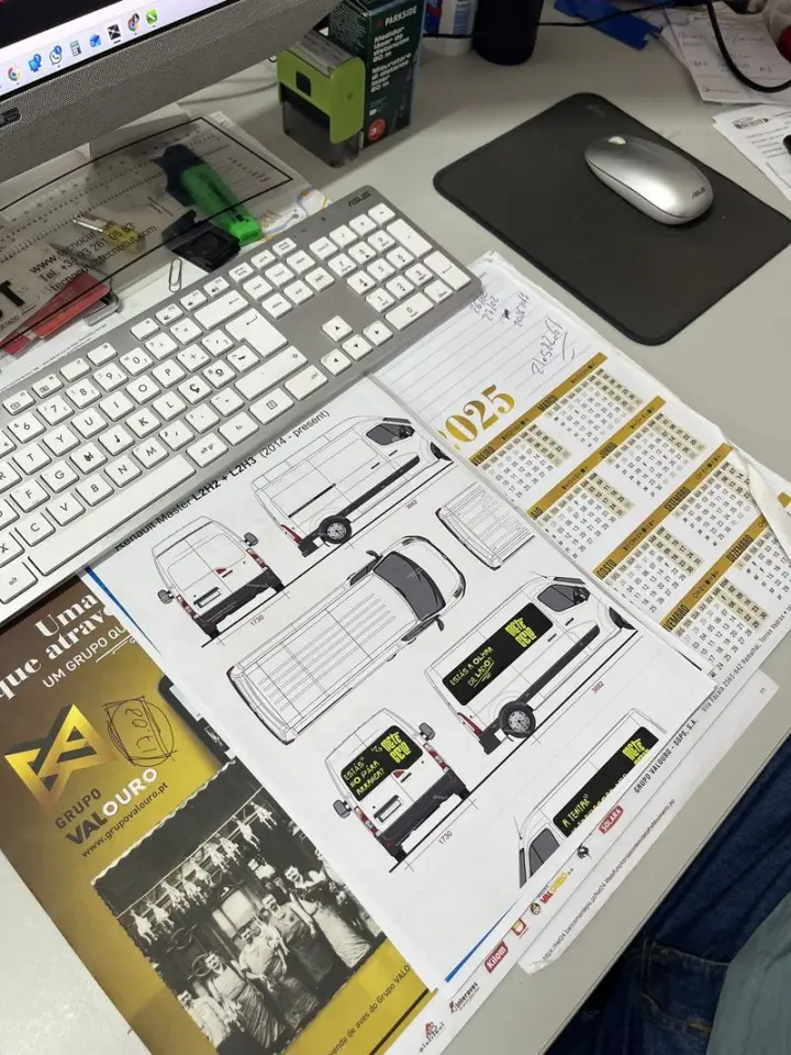 Design de decoração de viatura no computador